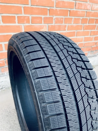 фото протектора и шины Ice Blazer Arctic Шина Sailun Ice Blazer Arctic 245/45 R18 100H Runflat
